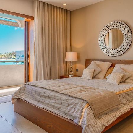 Beachfront Luxurious Stunning Sunset Boulevard Apartment, Гранд Байе Екстериор снимка