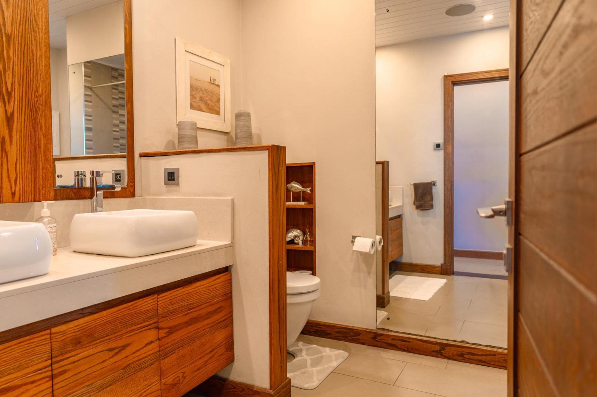 Beachfront Luxurious Stunning Sunset Boulevard Apartment, Гранд Байе Екстериор снимка