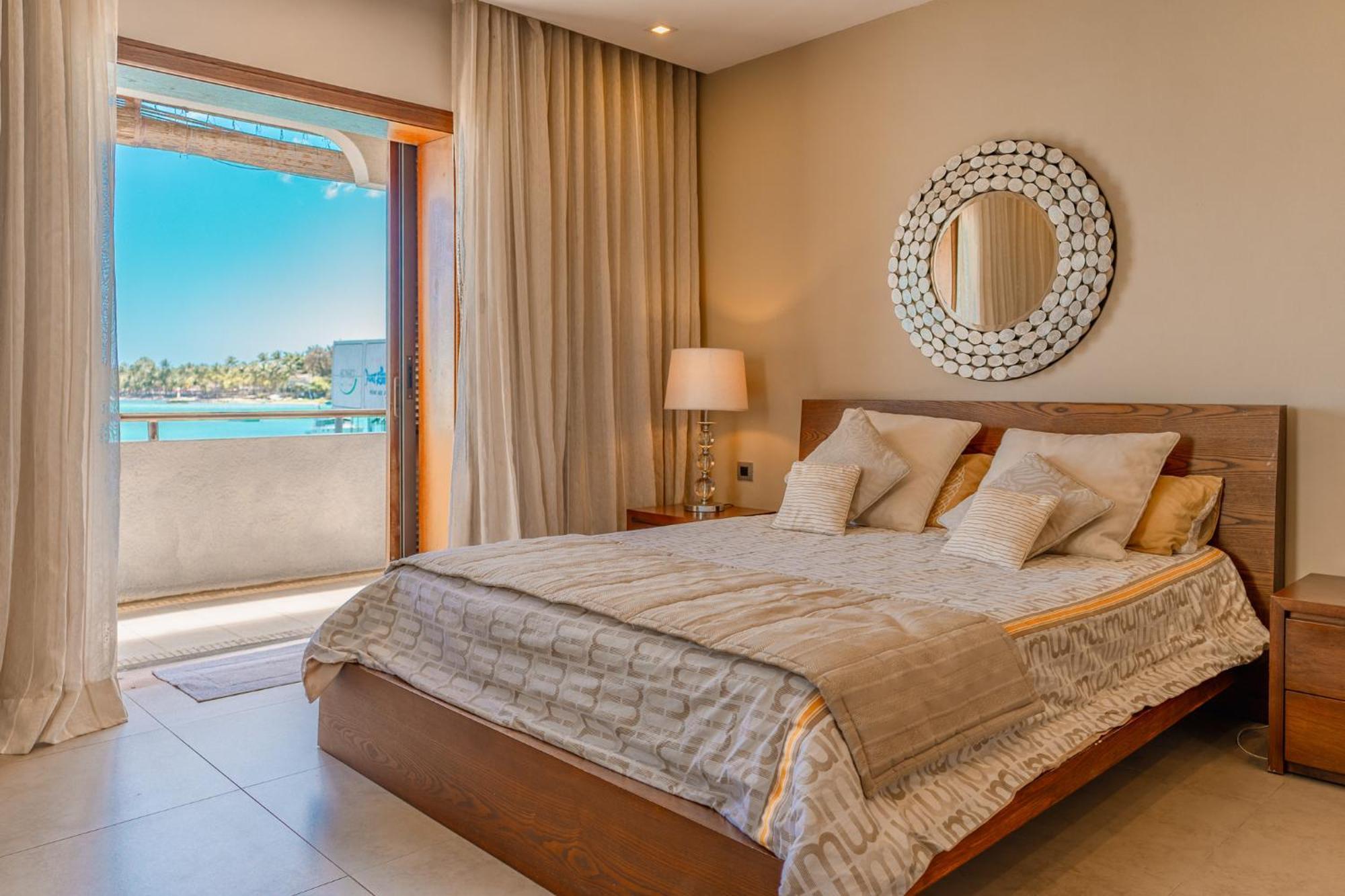 Beachfront Luxurious Stunning Sunset Boulevard Apartment, Гранд Байе Екстериор снимка