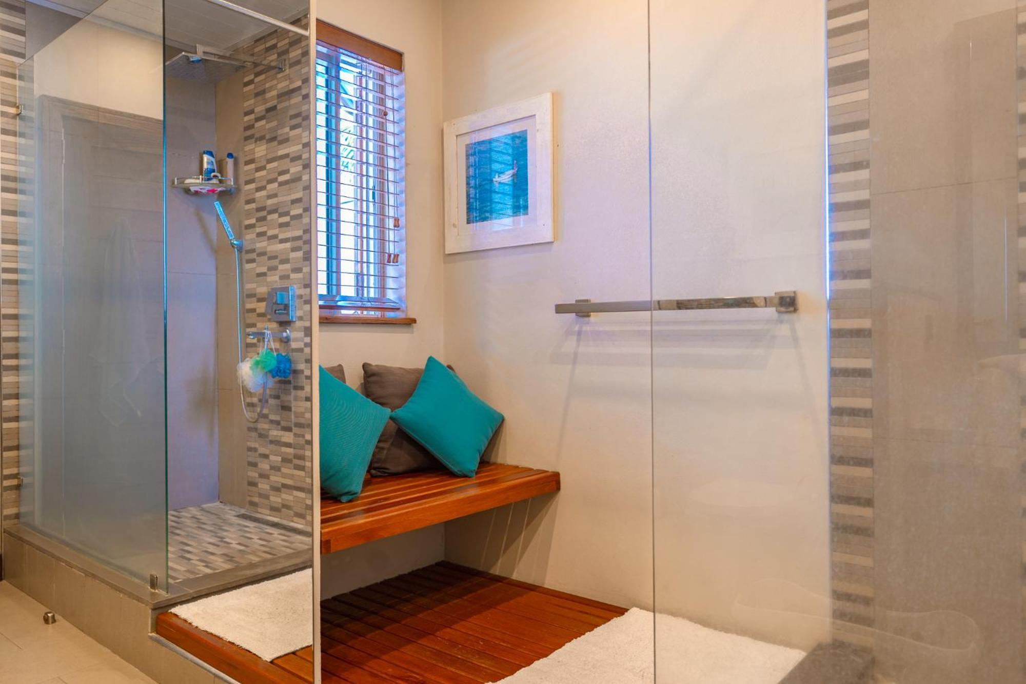 Beachfront Luxurious Stunning Sunset Boulevard Apartment, Гранд Байе Екстериор снимка