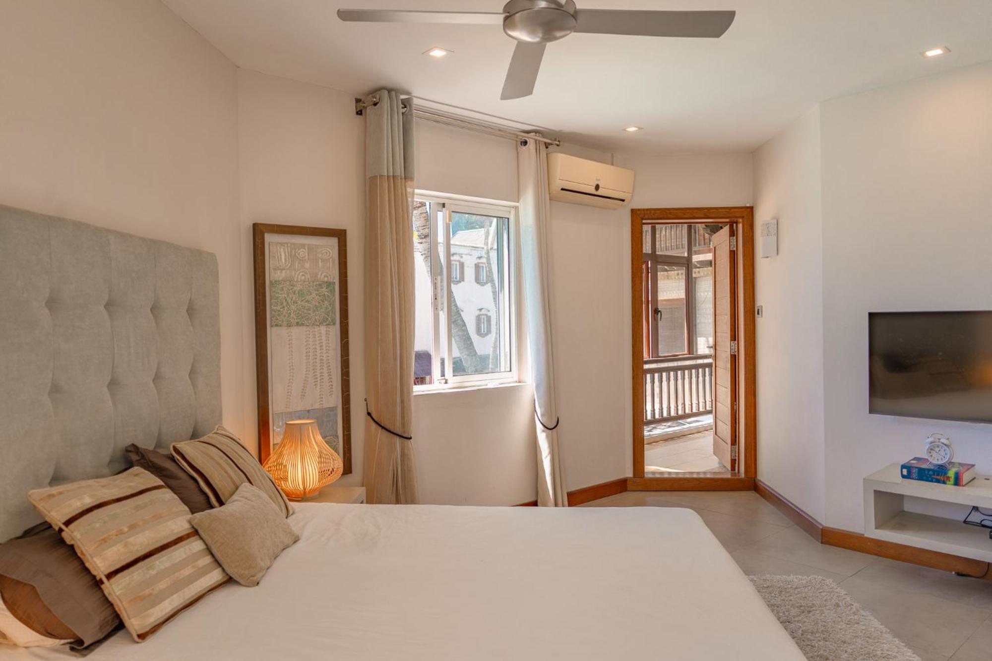 Beachfront Luxurious Stunning Sunset Boulevard Apartment, Гранд Байе Екстериор снимка