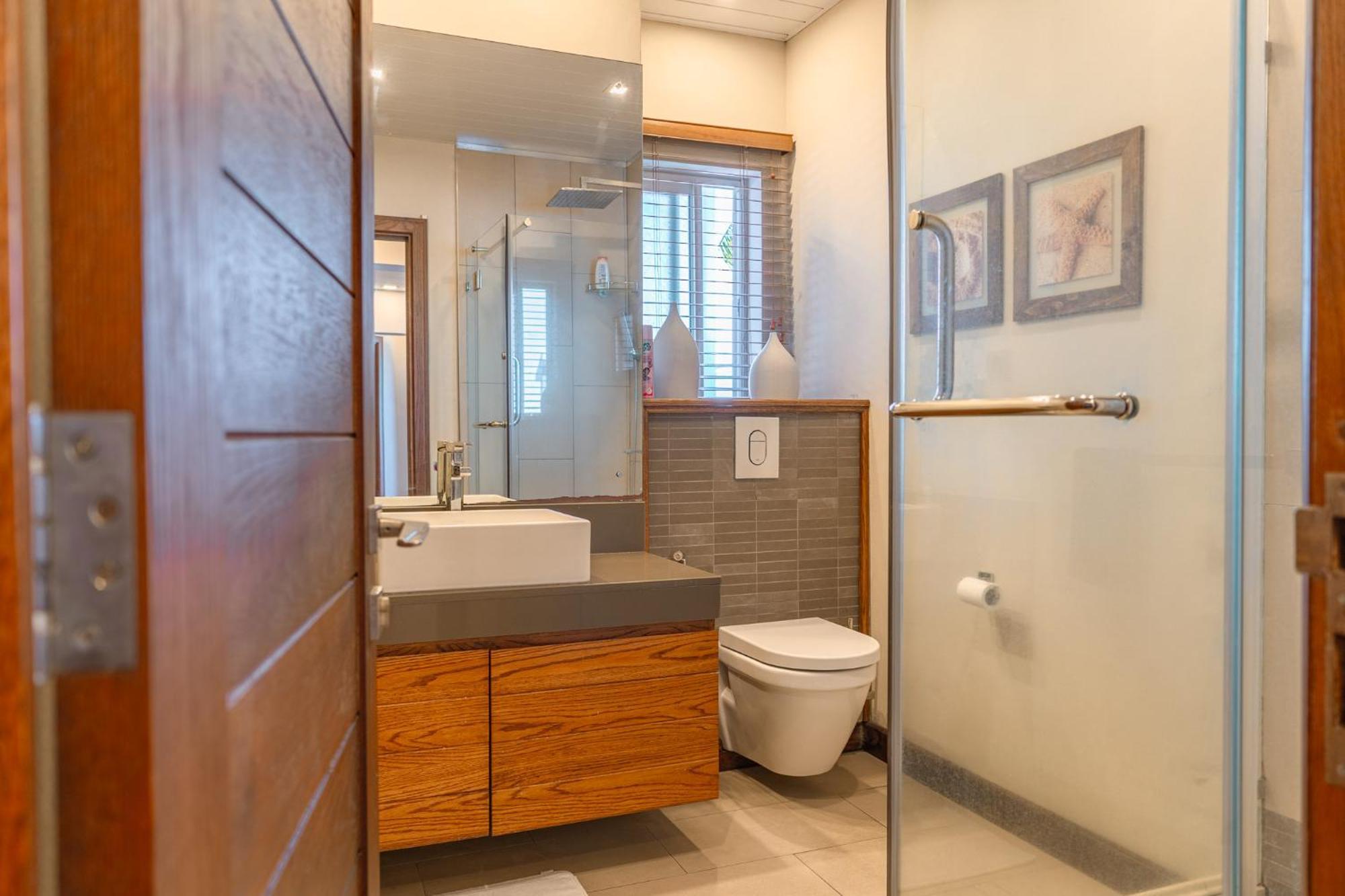 Beachfront Luxurious Stunning Sunset Boulevard Apartment, Гранд Байе Екстериор снимка