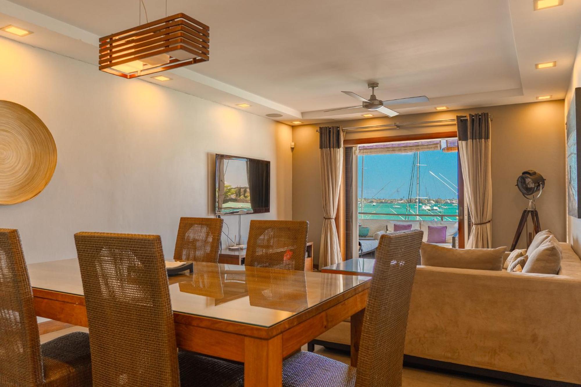 Beachfront Luxurious Stunning Sunset Boulevard Apartment, Гранд Байе Екстериор снимка