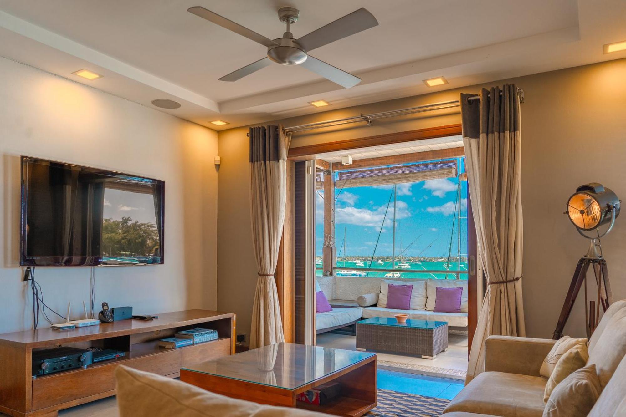 Beachfront Luxurious Stunning Sunset Boulevard Apartment, Гранд Байе Екстериор снимка