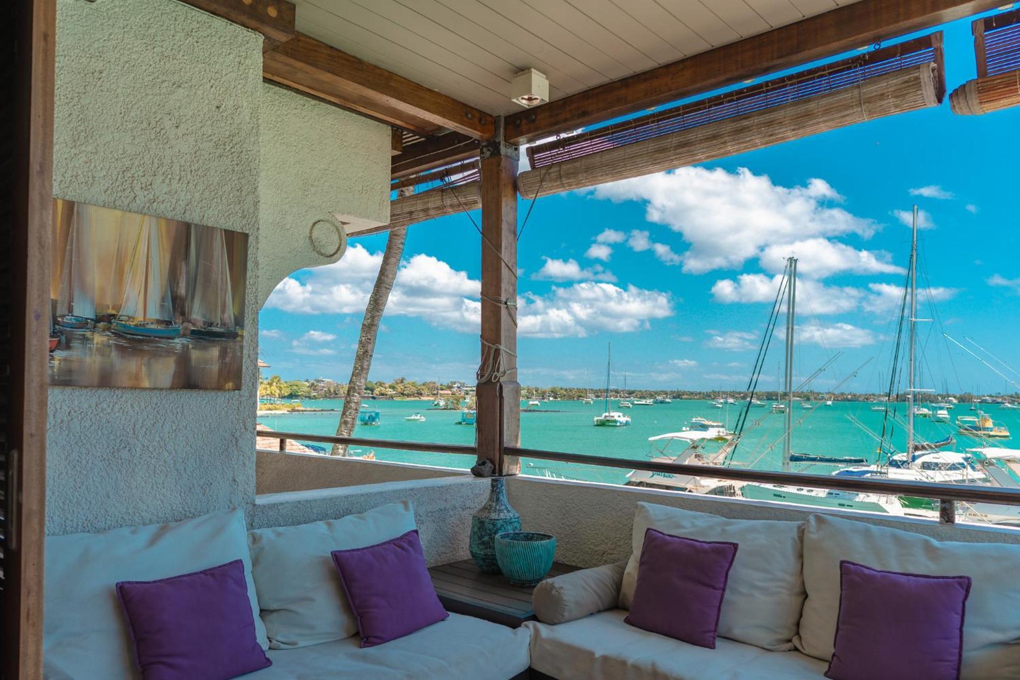 Beachfront Luxurious Stunning Sunset Boulevard Apartment, Гранд Байе Екстериор снимка